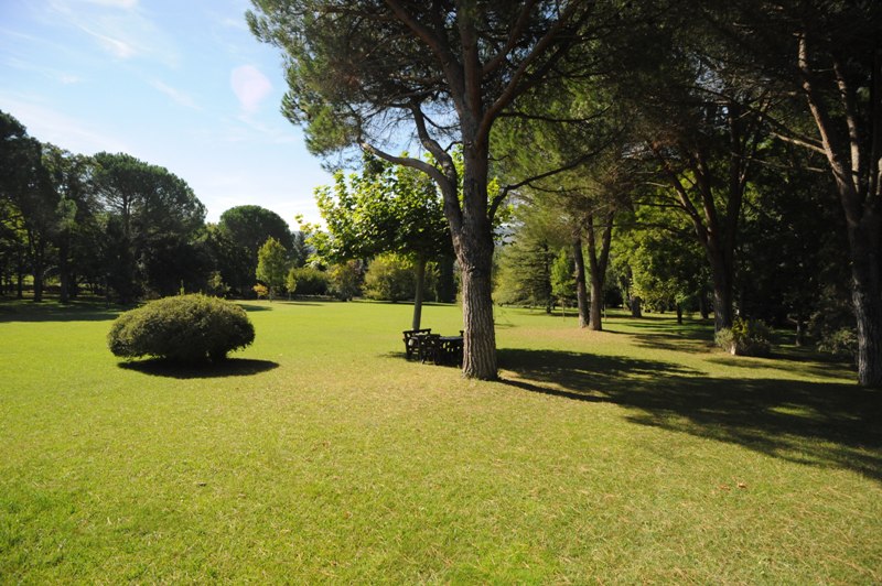 Propriété verdoyante au coeur de la vallée du Luberon avec tennis et piscine