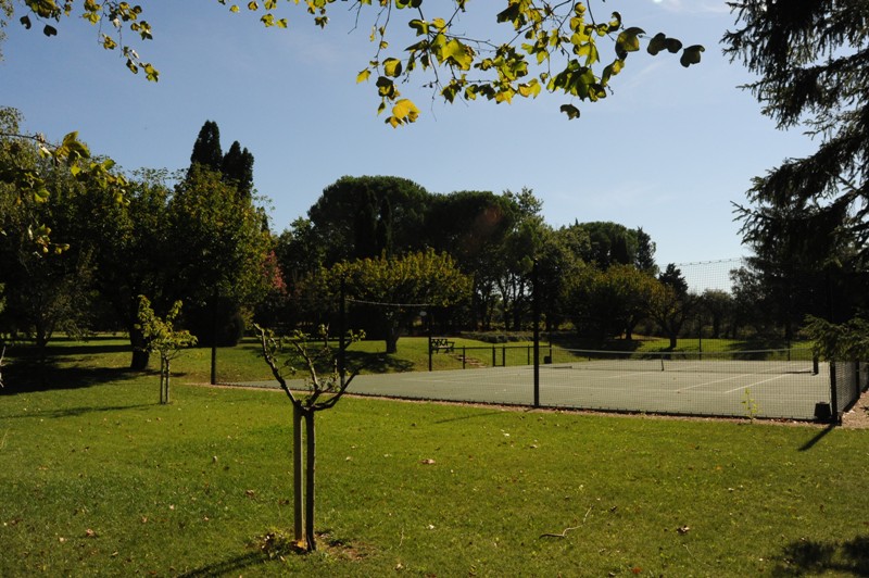 Propriété verdoyante au coeur de la vallée du Luberon avec tennis et piscine