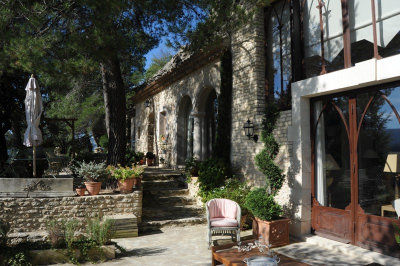 Face au Luberon, superbe maison sur un terrain d'environ 7,5 hectares