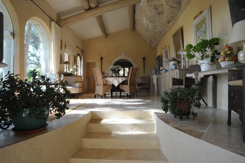 Face au Luberon, superbe maison sur un terrain d'environ 7,5 hectares