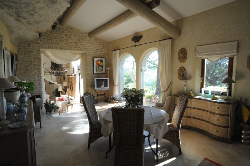 Face au Luberon, superbe maison sur un terrain d'environ 7,5 hectares