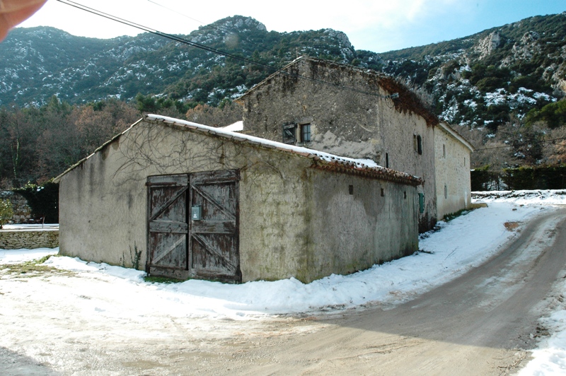 Vieux mazet au pied du Luberon, proche village