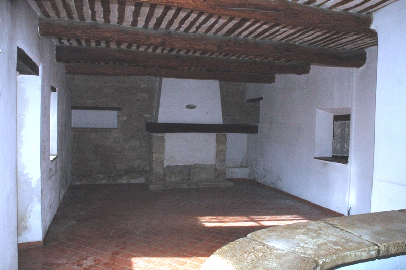 Vieux mazet au pied du Luberon, proche village