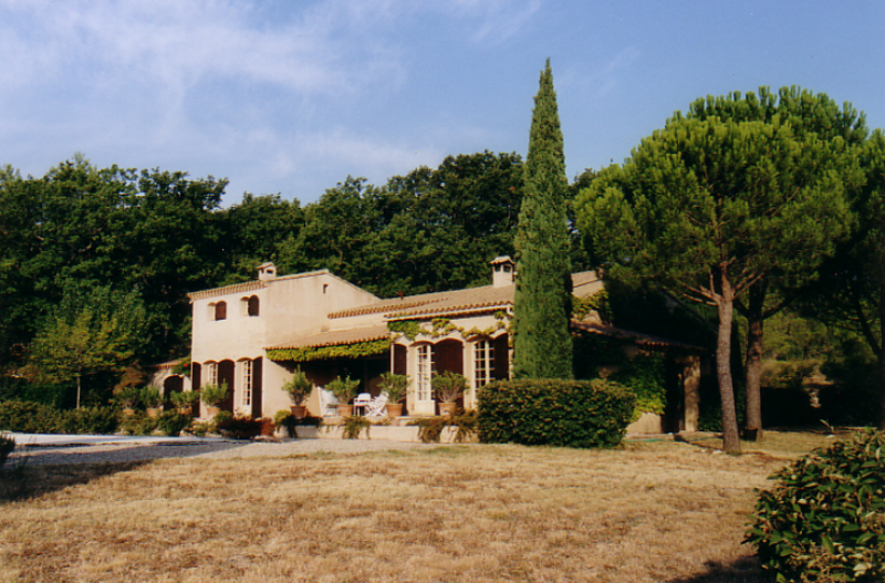 Luberon, belle villa provençale avec piscine sur plus de 2 hectares.