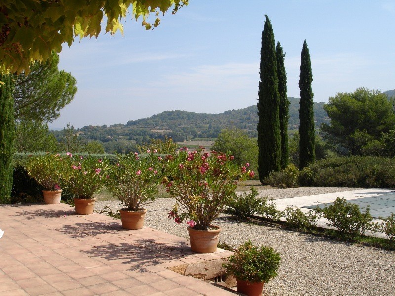 Luberon, belle villa provençale avec piscine sur plus de 2 hectares.