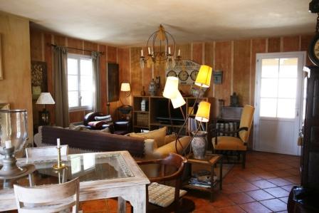 Petite Bastide de charme avec piscine, proche village du Luberon