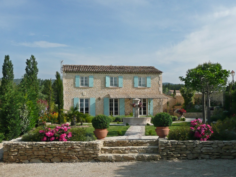 Luberon, maison en pierre avec annexes et piscine
