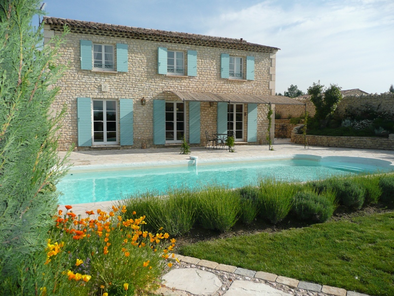 Luberon, maison en pierre avec annexes et piscine