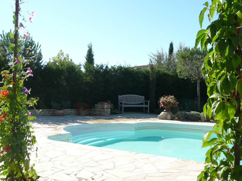 Luberon, maison en pierre avec annexes et piscine