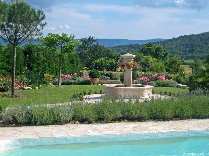 Luberon, maison en pierre avec annexes et piscine