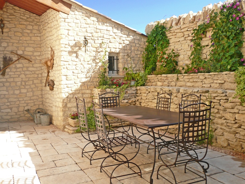 Luberon, maison en pierre avec annexes et piscine