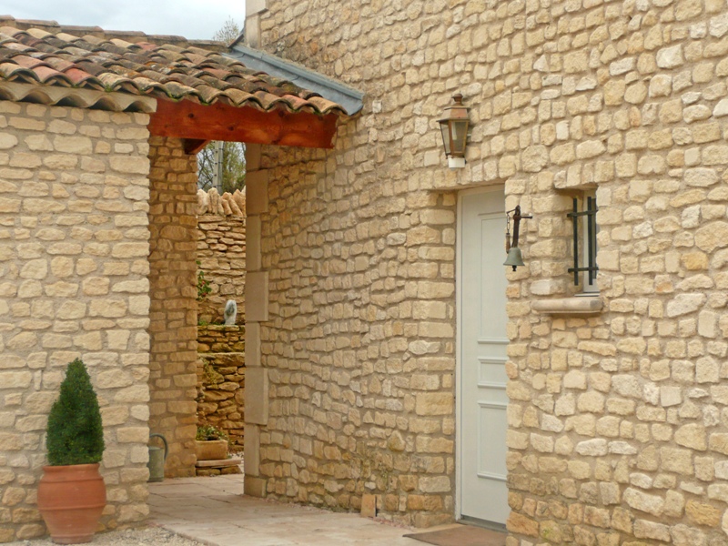 Luberon, maison en pierre avec annexes et piscine