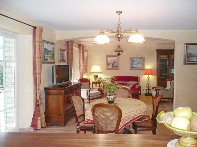 Luberon, maison en pierre avec annexes et piscine