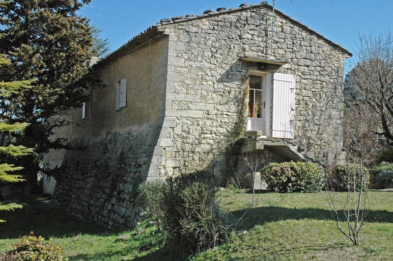 Gordes, authentique ferme fortifiée sur 4,4 hectares