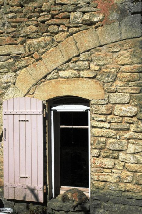 Gordes, authentique ferme fortifiée sur 4,4 hectares