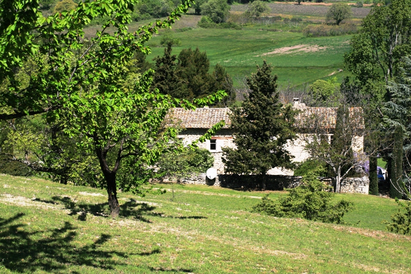 Gordes, authentique ferme fortifiée sur 4,4 hectares
