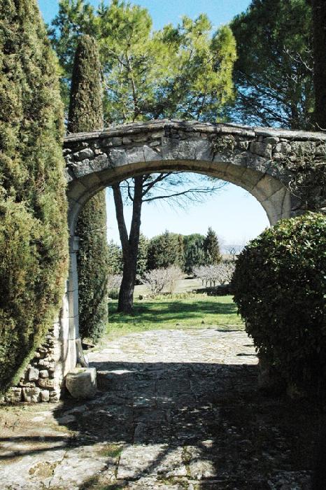 Gordes, authentique ferme fortifiée sur 4,4 hectares