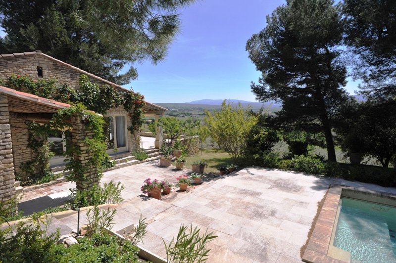 Face au Luberon, agréable villa en pierres avec piscine et dépendances, vue époustouflante