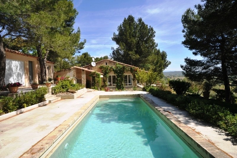 Face au Luberon, agréable villa en pierres avec piscine et dépendances, vue époustouflante