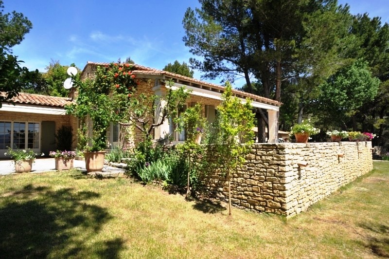 Face au Luberon, agréable villa en pierres avec piscine et dépendances, vue époustouflante