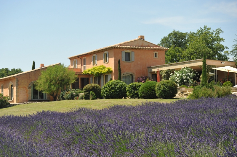 Luberon, bastide contemporaine, vues superbes  sur les lavandes et le village de Bonnieux