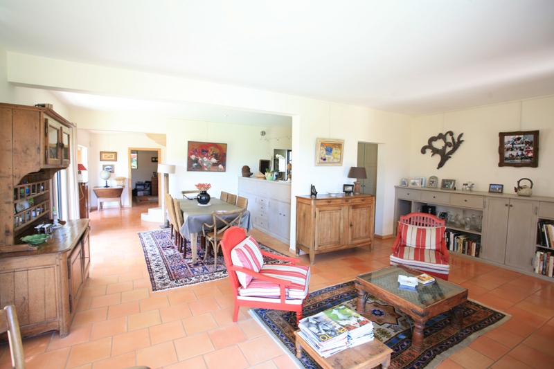 Luberon, bastide contemporaine, vues superbes  sur les lavandes et le village de Bonnieux