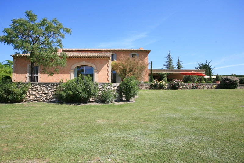 Luberon, bastide contemporaine, vues superbes  sur les lavandes et le village de Bonnieux