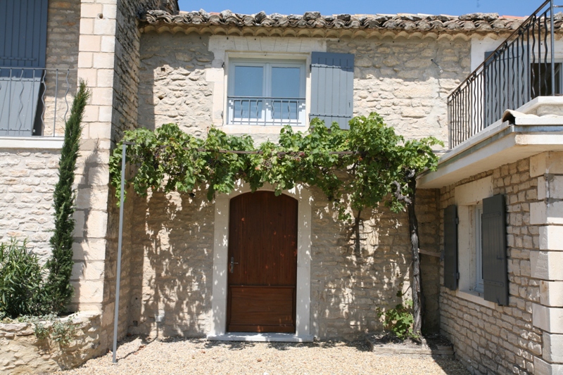 Proche d'un village perché du Luberon, maison en pierre avec piscine et vue.