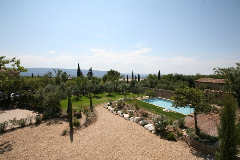 Proche d'un village perché du Luberon, maison en pierre avec piscine et vue.