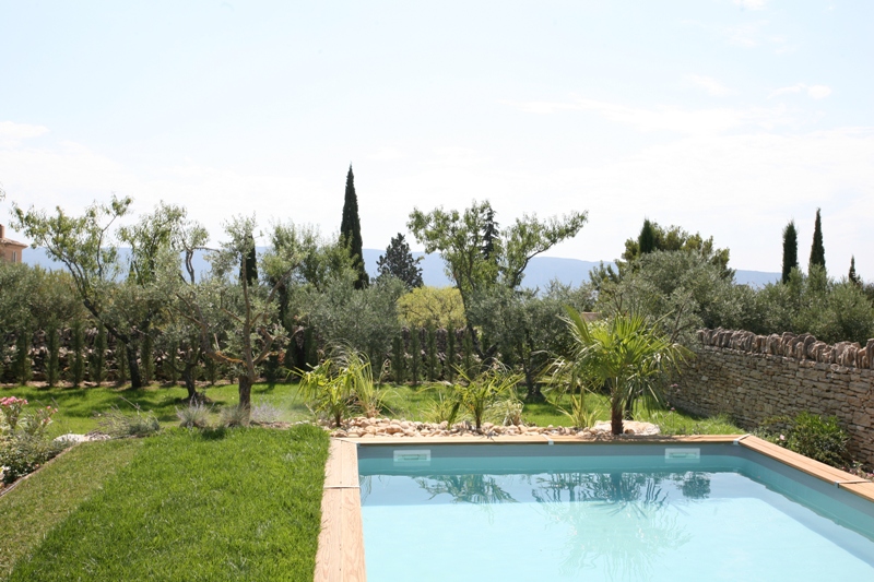 Proche d'un village perché du Luberon, maison en pierre avec piscine et vue.