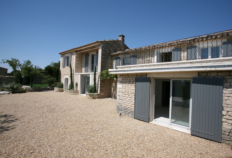 Proche d'un village perché du Luberon, maison en pierre avec piscine et vue.