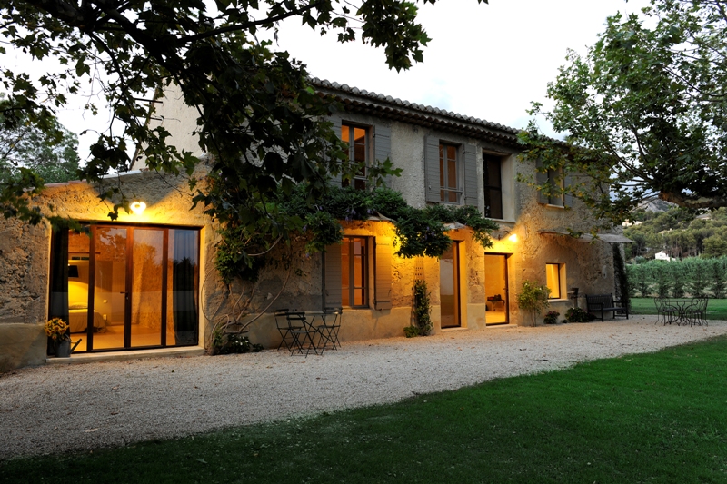 Mas réstauré daté de 1840 au pied du Luberon