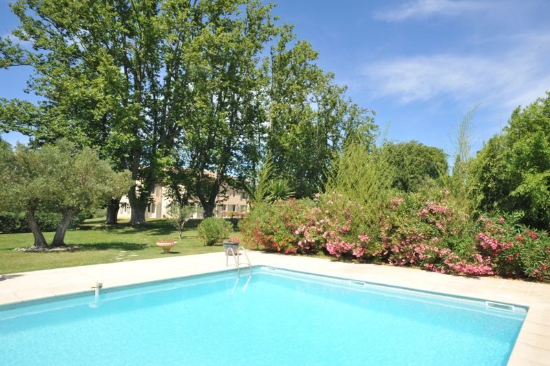 Luberon, Bastide provencale sur propriété de plus de 12 HA