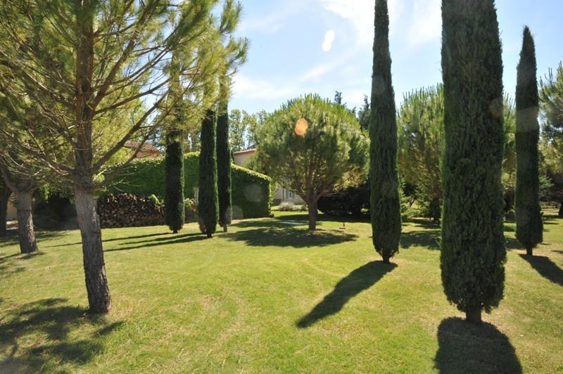 Luberon, Bastide provencale sur propriété de plus de 12 HA