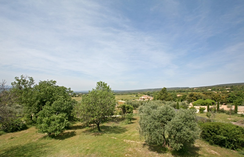 Luberon, petite Bastide neuve à l'orèe d'un village