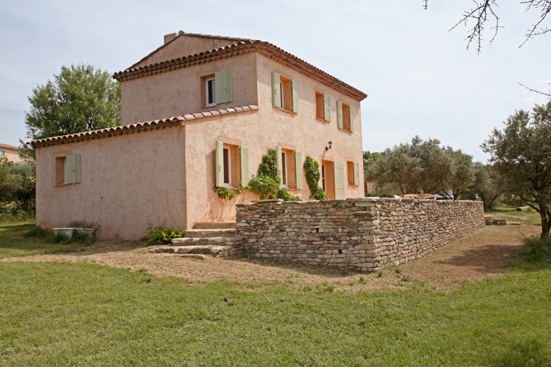 Luberon, petite Bastide neuve à l'orèe d'un village