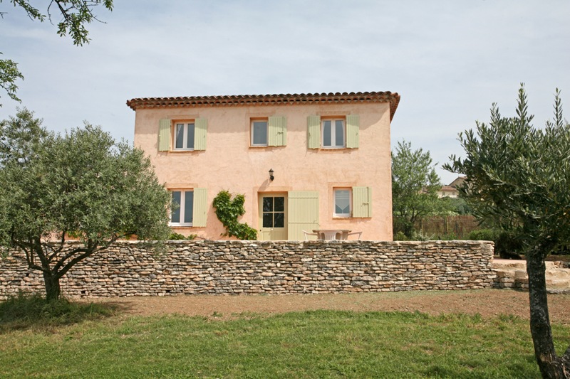 Luberon, petite Bastide neuve à l'orèe d'un village