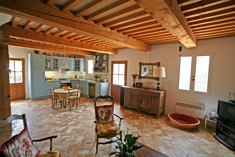 Luberon, petite Bastide neuve à l'orèe d'un village
