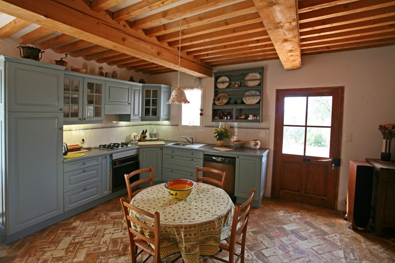 Luberon, petite Bastide neuve à l'orèe d'un village