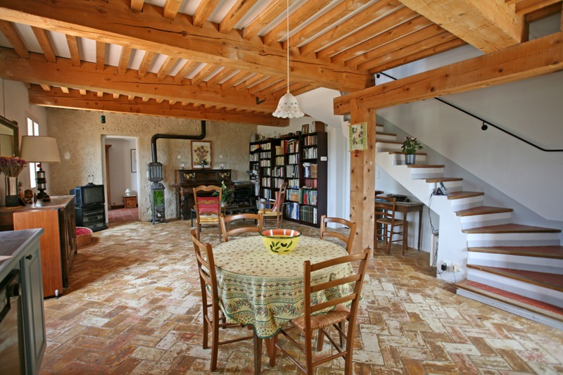 Luberon, petite Bastide neuve à l'orèe d'un village