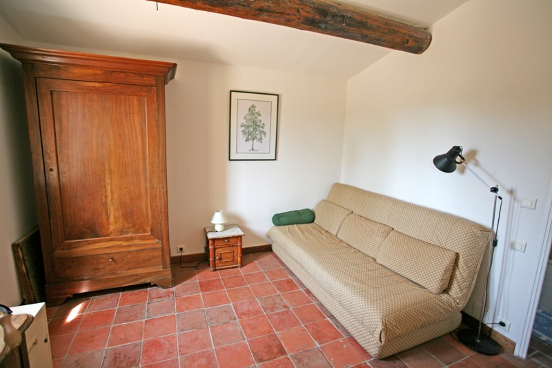 Luberon, petite Bastide neuve à l'orèe d'un village