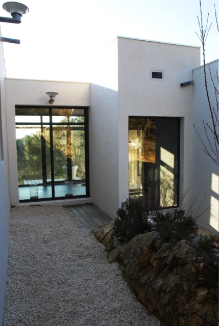 Provence, exceptionnelle maison contemporaine sur la hauteur