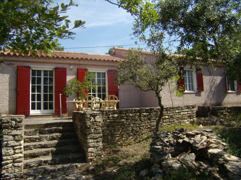 Maison, proche Gordes, plain pied sur terrain de 3808 m² avec piscine
