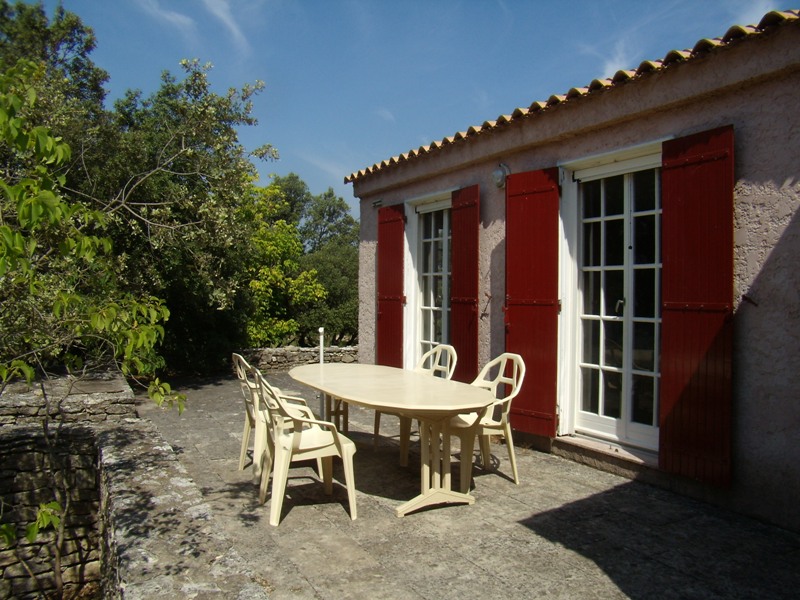 Maison, proche Gordes, plain pied sur terrain de 3808 m² avec piscine