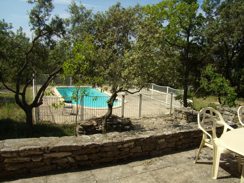 Maison, proche Gordes, plain pied sur terrain de 3808 m² avec piscine