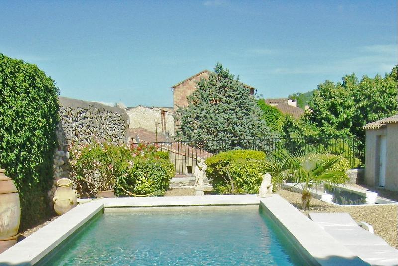 Maison de ville proche Luberon avec jardin et piscine