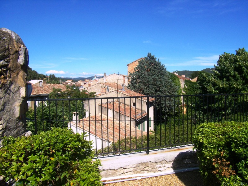 Maison de ville proche Luberon avec jardin et piscine