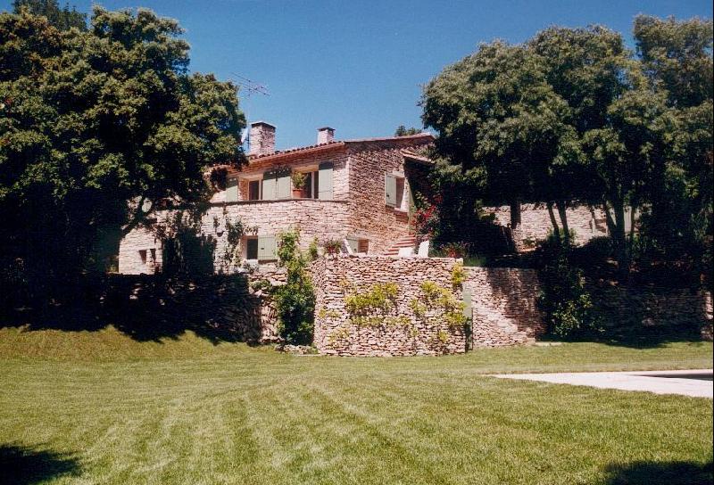 Gordes, belle maison en pierre avec dépendances et piscine