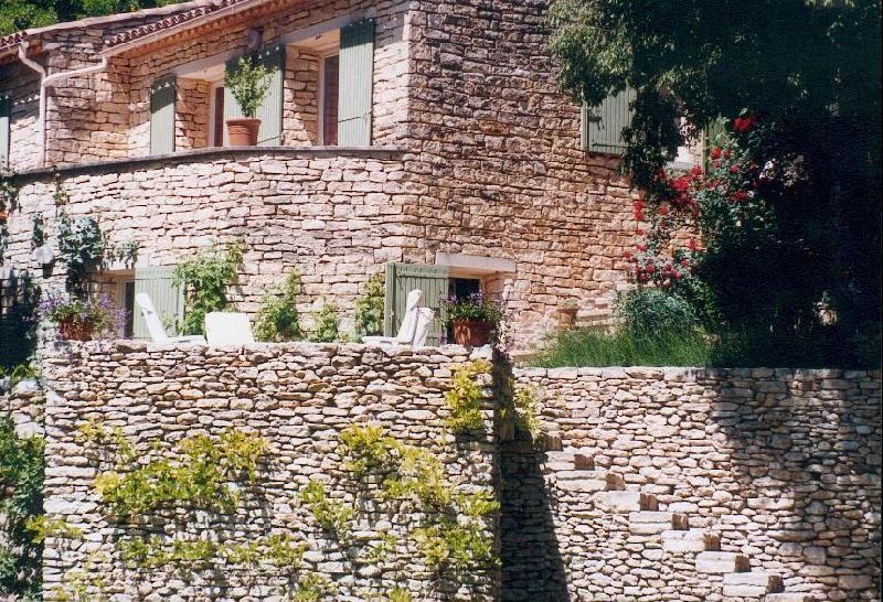 Gordes, belle maison en pierre avec dépendances et piscine
