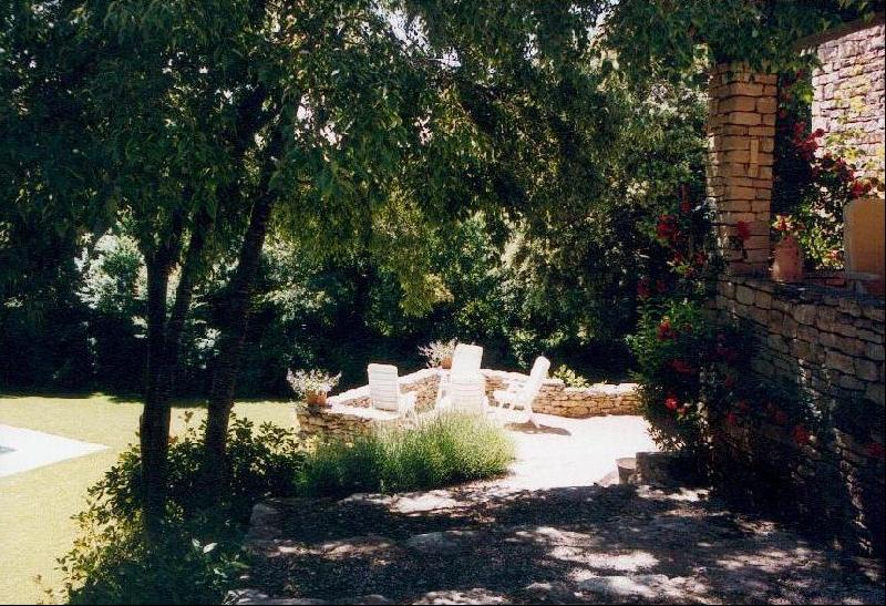 Gordes, belle maison en pierre avec dépendances et piscine